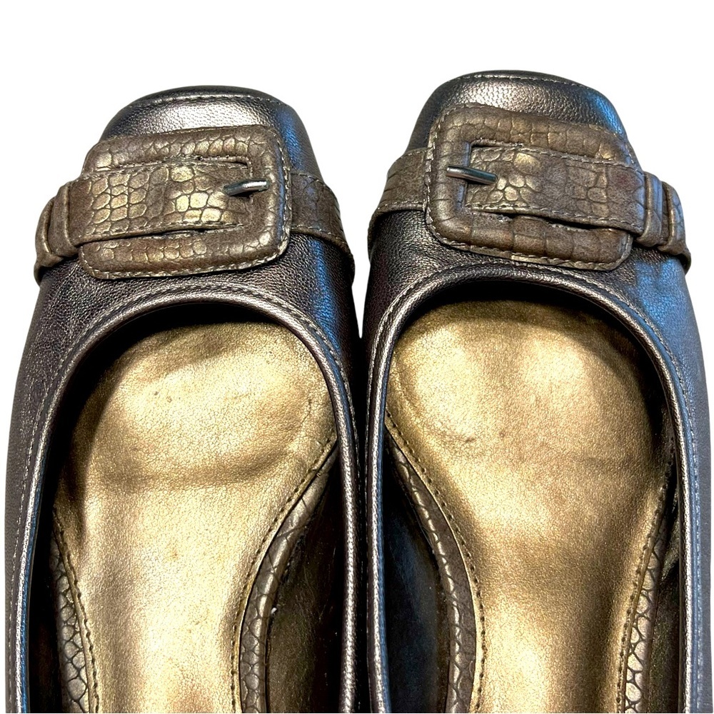 Bandolino Crome Antique Gold Leather Buckle Detail Closed Toe Flats Size 7 - Picture 3 of 12